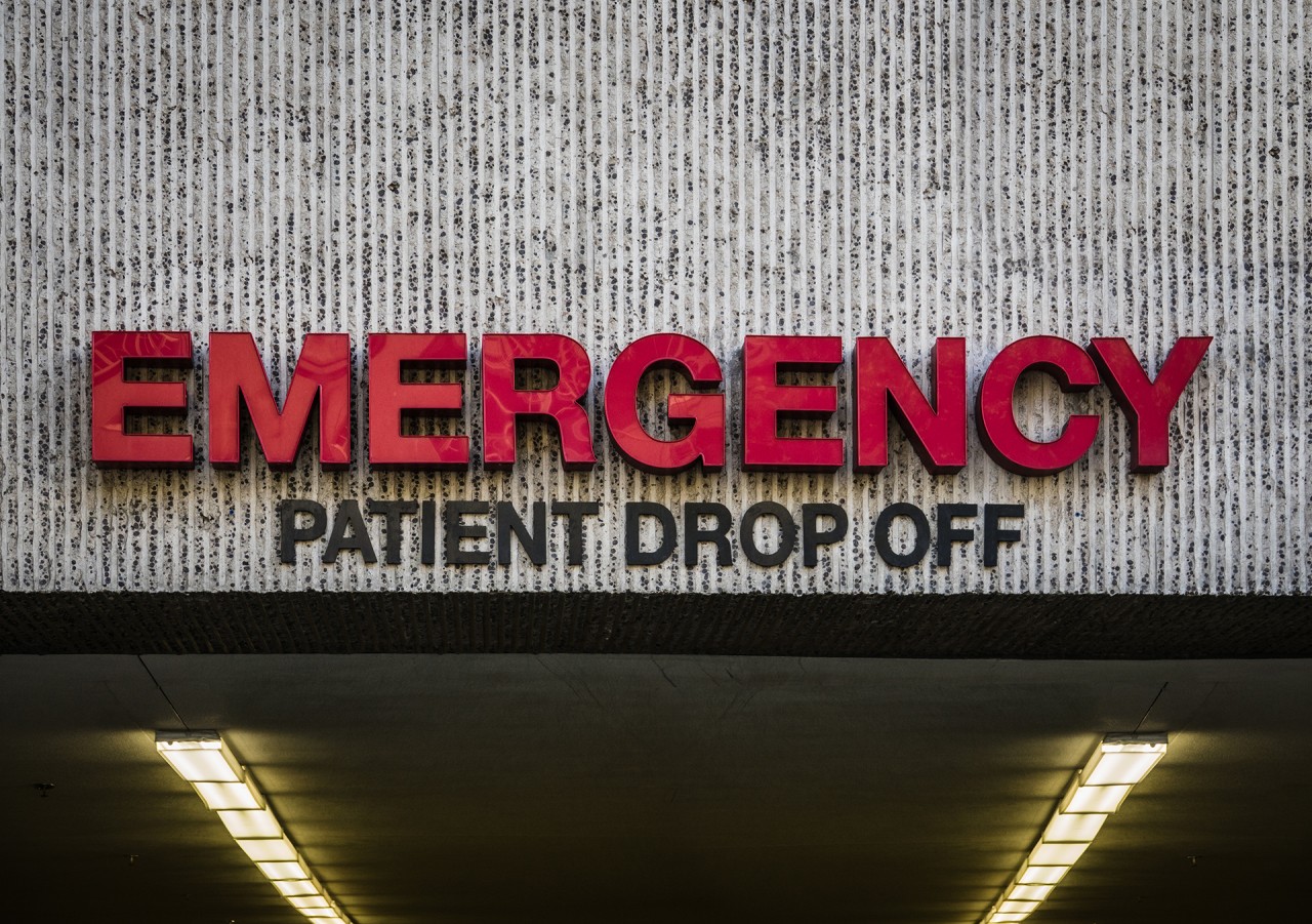 hospital-er-drop-off-sign-P2MN2JM